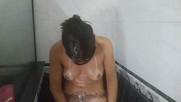 Casada depilando a buceta para foder com amante