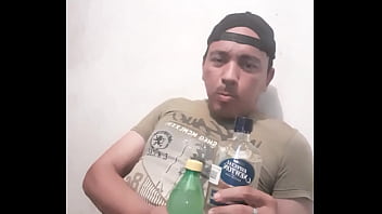 Listo para tomar tequila desnudo