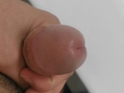 ragazzo figo fa vedere il suo cazzo moscio non circonciso