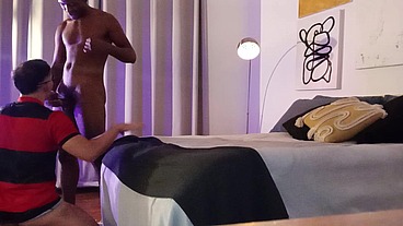 AJOELHA E MOSTRA O QUE SABE FAZER COM UMA PIROCA GRANDE E GROSSA