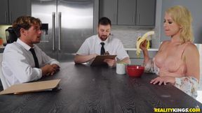 Experienced blonde amazes dude with her banana eating skills