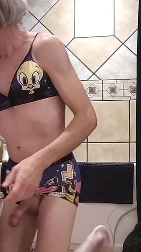 Sexyfilomena Plays with Herself While She Cleans Her Bathroom