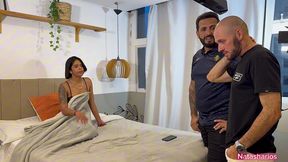 corno volta do trabalho e encontra a esposa lhe traindo com um vizinho dotado e pede para o vizinho gozar dentro