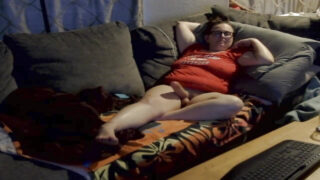 Casal maduro no escritório: o homem usa um strap-on e é fodido com força no cu.