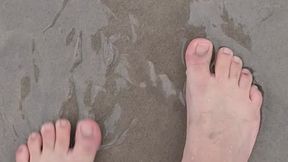 Pés Lindos na Areia, Ondas vem e vão Lambendo Meus Dedos