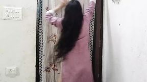 Desi aunty ko saman dene ke bahane pel diya
