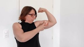 Comparing my biceps with differents objects - Comparaison de mon biceps avec divers objets