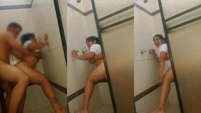 el gafitero llego a arreglar la banera y termino rompiendo el culo a esta putiesposa