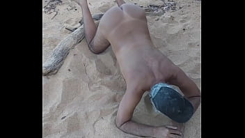Ladysilva tira o bikini na praia e exibe sua bunda gostosa de marquinha, cheia de tesao por um pauzudo fuder seu cuzinho guloso