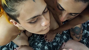 botei as duas pra chupar e dei leite na cara delas - Deusa Travesti e Pequena Mi