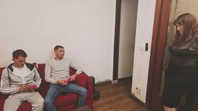 Invito a mi amigo a casa, acabamos haciendo un trio con mi madre la muy putona