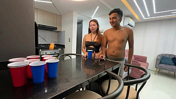 Veo que mi sexi pelirroja hermanastra esta abburrida en casa, entonces le propongo un juego con una sucias condiciones, hasta terminar follandola duro por su apretadito culo.