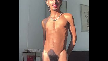 Exibindo o corpinho pelado e ficando de perna aberta