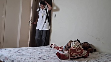 Peguei minha meia irmã no quarto depois da faculdade e a safada deixou
