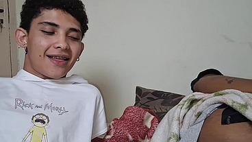 Peguei minha meia irmã no quarto depois da faculdade e a safada deixou