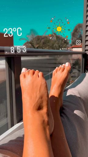 Warming up my feet in this perfect weather 🤗☀️👣
