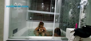 O jeito como a pervertida agarra na piroca do rapaz com suas mãos delicadas e coloca o pau inteiro n