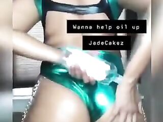 Jade from Mortal Kombat Oiled up