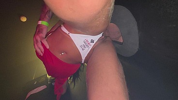 Eva Bellini não pode ver um pau que já vai se esfregando no Glory Hole