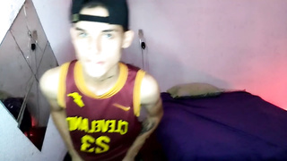 bailando y haciendo poses en la cama