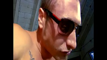 Latines Une nympho latina fait dispara&icirc_tre une longue queue dans sa bouche