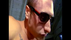 Latines Une nympho latina fait dispara&icirc_tre une longue queue dans sa bouche