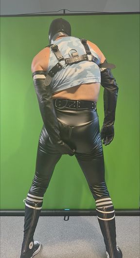 Rave outfit in latex, leather, collar, harness, leggings and converse XXhi. Buttplug underneath leggings