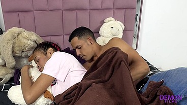 Despierto a mi compañera de cuarto con mi grande polla