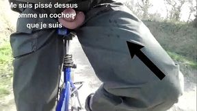 Arr&ecirc_t Pipi la bite &agrave_ l'_air a velo et branlette