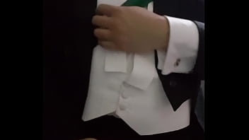 Descremandome solo antes de la fiesta
