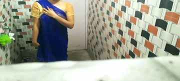 Desi bhabhi in bathroom ko pela devar ne