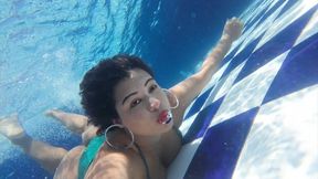 Blowing bubbles in the swimmingpool