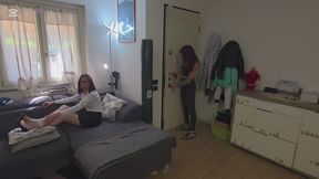 MissAnnika si e slogata nuovamente la caviglia Chiama una amica per consolarla. Gli viene richiesto A Melanie di massaggiare il piede quando, inaspettatamente incomincia una vera e propria adorazione dei piedi mmmmmm tutto da gustare. Ci sarà 2° clip