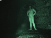 Pinkel beim Wichsen während Nacktspaziergang in der Öffentlichkeit. (008) Pissen Tobi00815