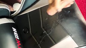 Eu marco meu territ&oacute_rio na cadeira de um cara faminto por meu leite e minha pica gostosa