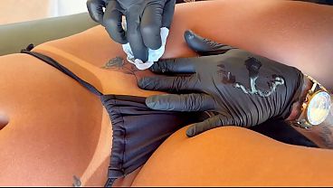 Blogueiras foram fazer tatuagem e tiveram que pagar com a buceta pois estavam lisinha