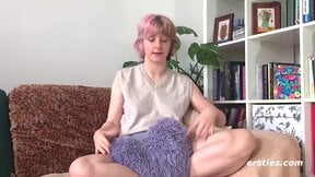 Ersties -Sunny S hat heißen Spaß mit ihrem Anal-Dildo