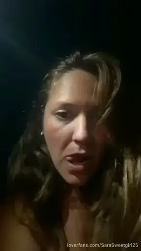 ​El taxista mirando por el retrovisor mientras yo dejaba los asientos empapados de squirt tras habérmela tragado... 🚖💦 Si quieres ver cómo acabé de rodillas en la parte de atrás y cómo terminó la car…