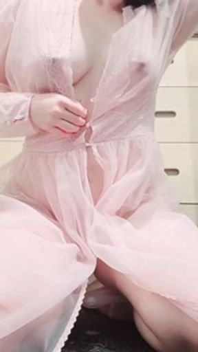 Brushing my hair and rubbing lotion on my skin *pamper time* 🧴✨