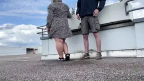 Volwassen moeder met grote tieten plassen in het openbaar.