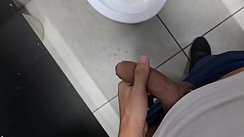 Quase gozei no banheiro da rodovi&aacute_ria. ?#gozada #cum #ejaculation