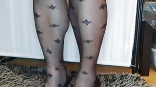 Travesti polonês gordinho, de meias e salto alto, acaricia seu pequeno pênis não circuncidado antes de ser fodido no cu.