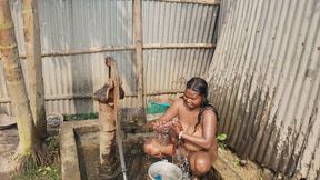 Indian desi housewife ke sath nahate samay Masti ki