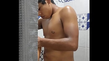Me cojo a esta puta trans en el ba&ntilde_o de Veracruz, primero me la croma y luego se la meto duro