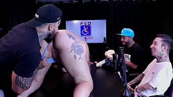 Loira safada sobe de 4 na mesa e tem a buceta chupada - Casal DNA (WATCH ON: SHEER/RED)