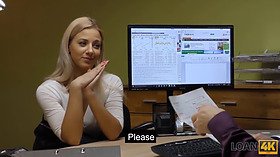 Loan4k. la mignonne blond ne peut pas payer le loyer alors elle va à la banque pour un prêt
