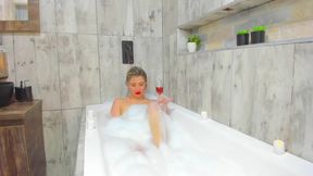 Sexy Blnde Sexy Show in the Batroom