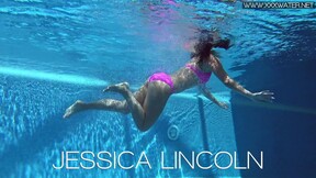 ”Jessica Lincoln enjoys being naked in the pool”