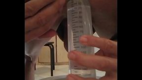 Lavement anal avec une grosse seringue.