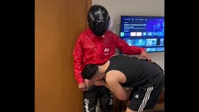 ENTREGADOR FODE CLIENTE POR TER SUBIDO PRA ENTREGAR.